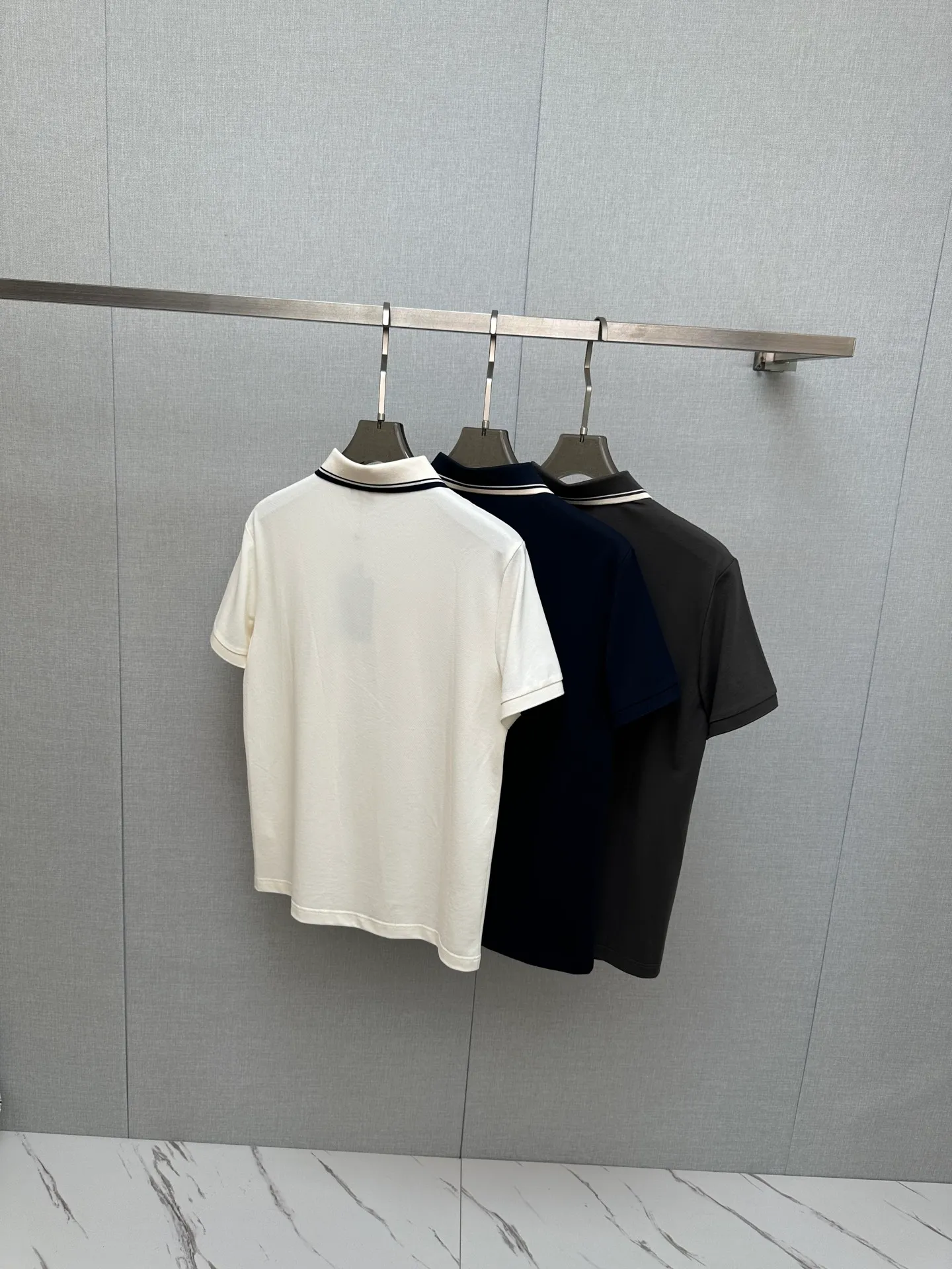 LP Spring and Summer New Arrival's first counter is the latest New Arrival lapel short-sleeved, refreshing and breathable. Premium customized design, avant-garde and fashionable! The brand logo is designed with heavy craftsmanship. It feels soft. It is comfortable to wear. It has exquisite counter-level stitching. It has fine workmanship. The upper body effect is incomparably handsome! A must-have item for a stylish man! Sizes:M-3XL